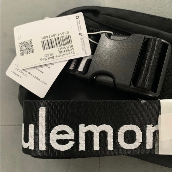 NEW LULULEMON EVERYWHERE BELT BAG IN BLACK WITH WHITE LOGO - Picture 4 of 10